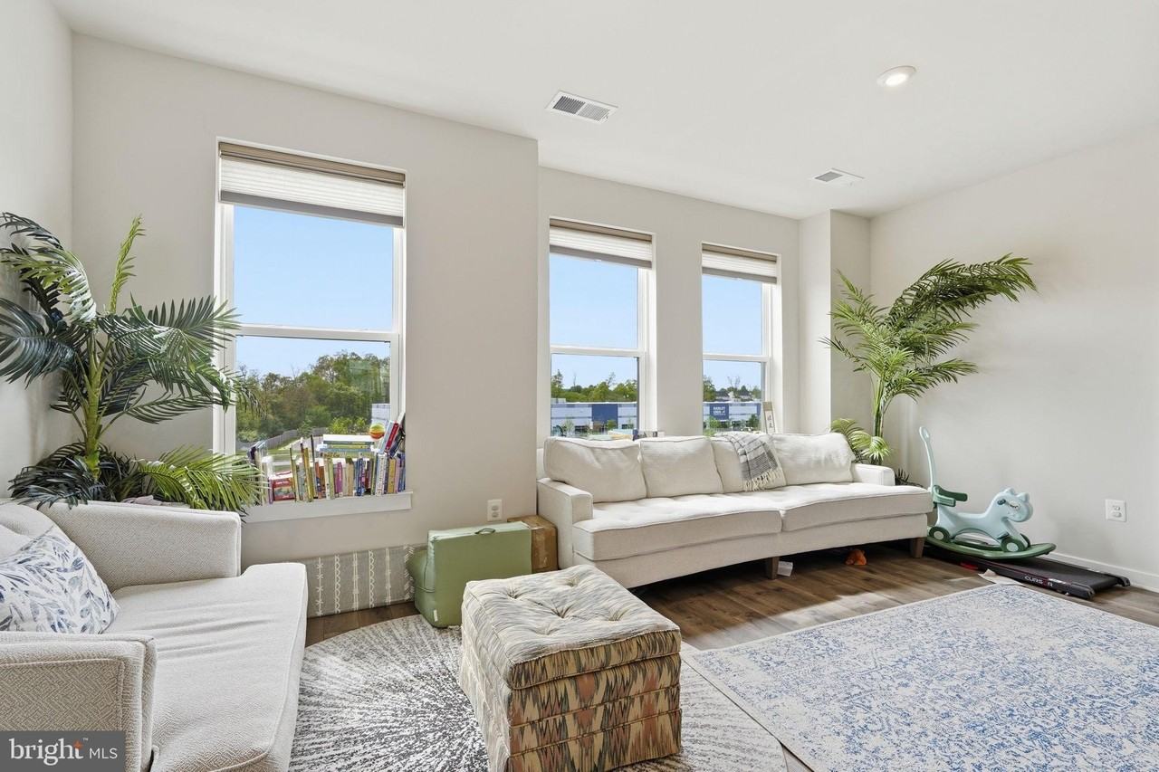 20354 Newfoundland Sq - Photo 7 of 25