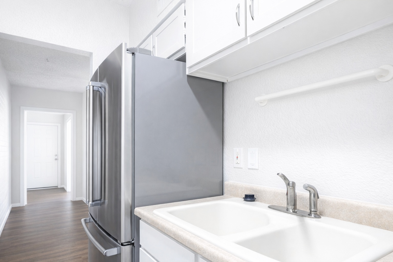 507 W 10th St #B - Photo 2 of 12