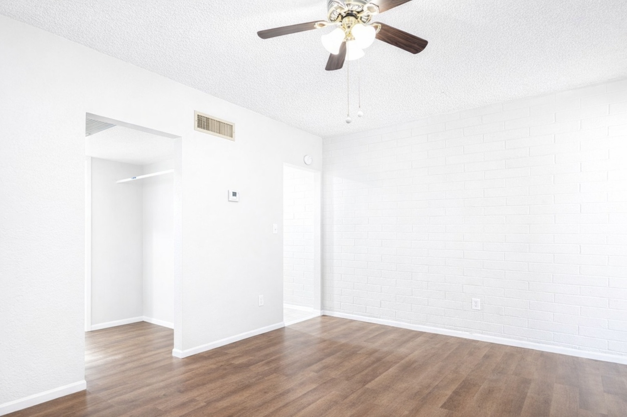 507 W 10th St #B - Photo 3 of 12