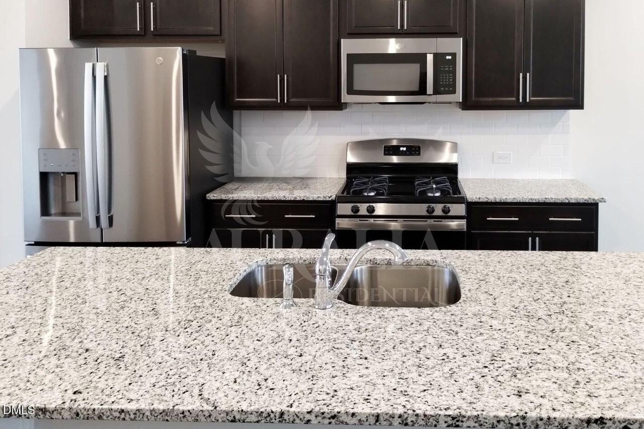 2405 Kasota Ln - Photo 3 of 24