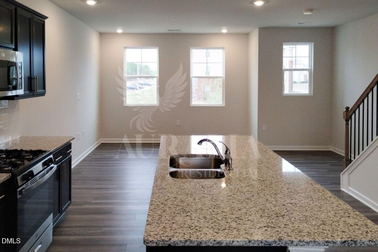 2405 Kasota Ln - Photo 7 of 24