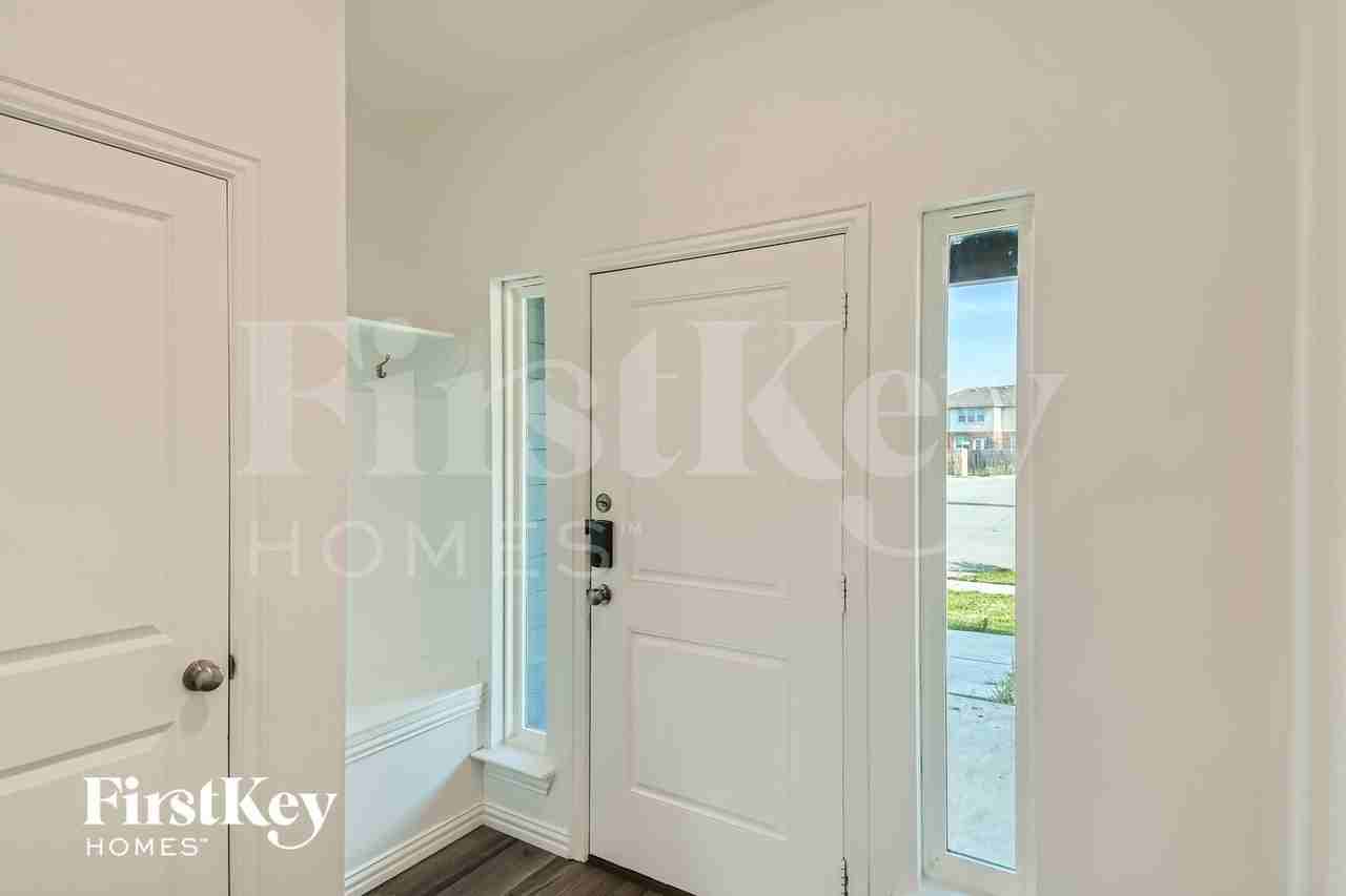 7360 Parkside Place Dr - Photo 4 of 28