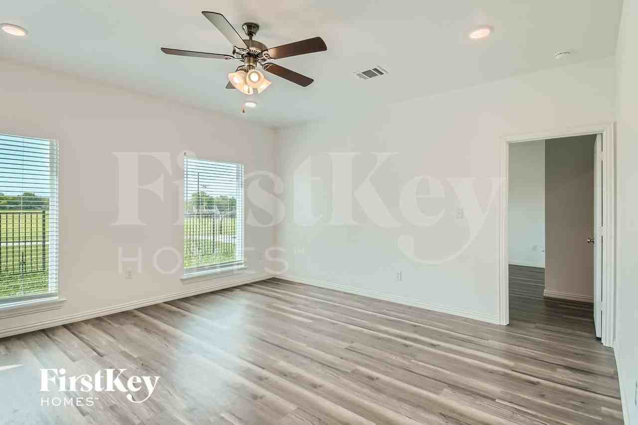 7360 Parkside Place Dr - Photo 5 of 28