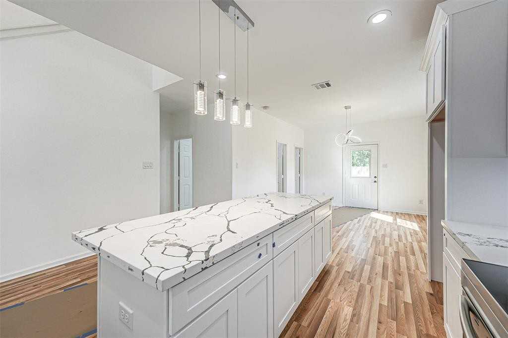 5317 Chennault Rd #B - Photo 4 of 8