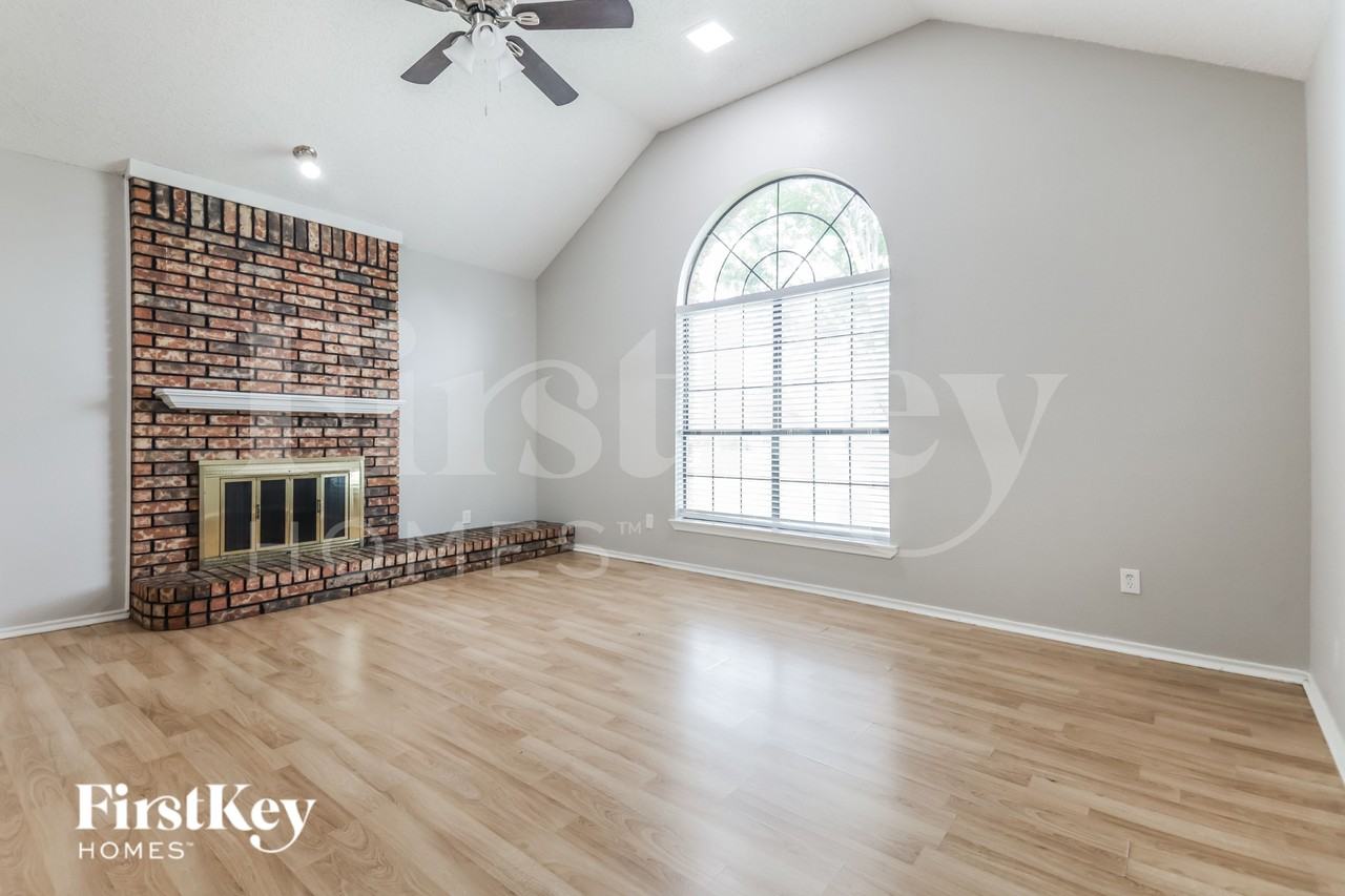 2026 Greenview Dr - Photo 3 of 20