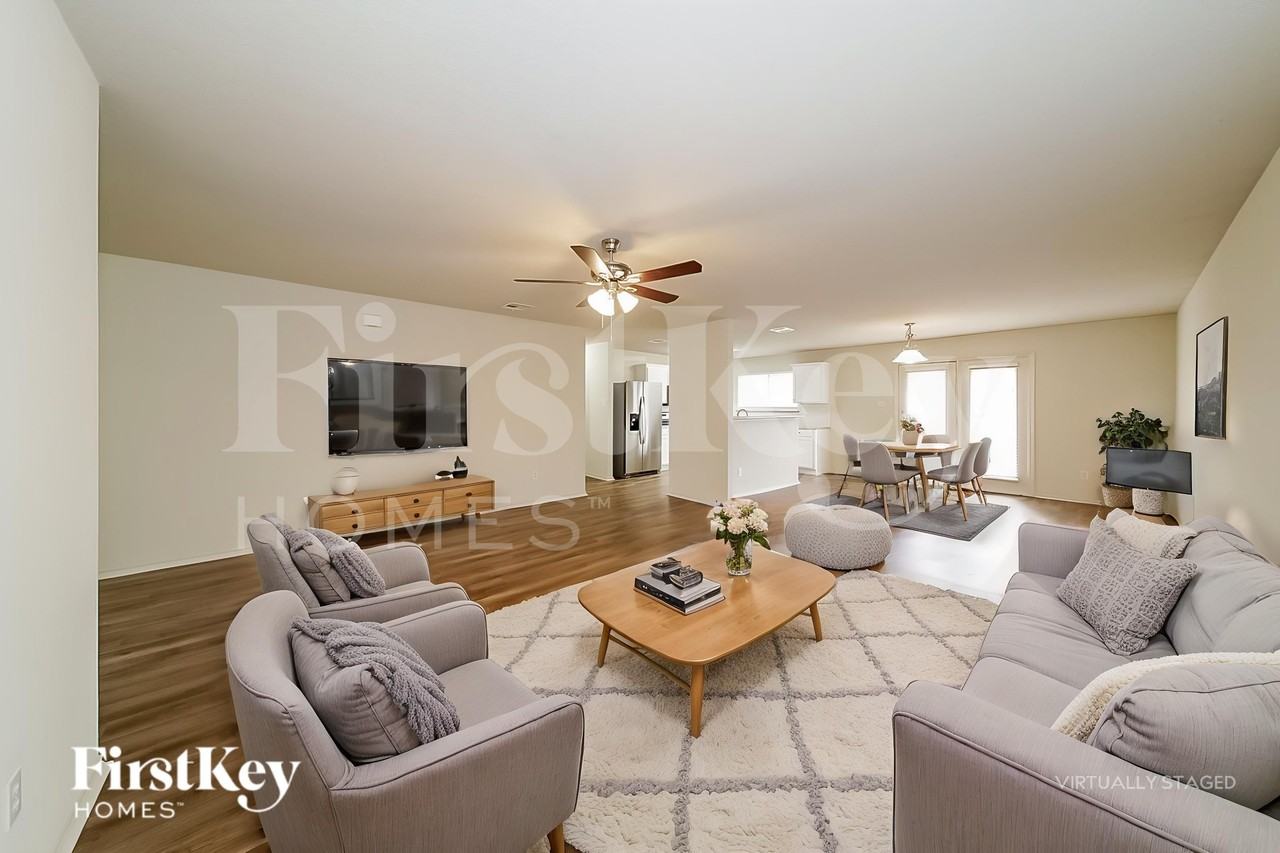 2136 Benning Way - Photo 4 of 19