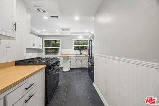 3262 Woodbine St - Photo 4 of 8