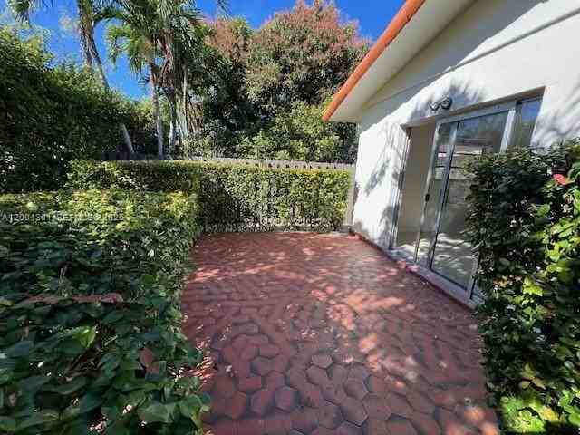 2502 Sw 58th Ave - Photo 2 of 8