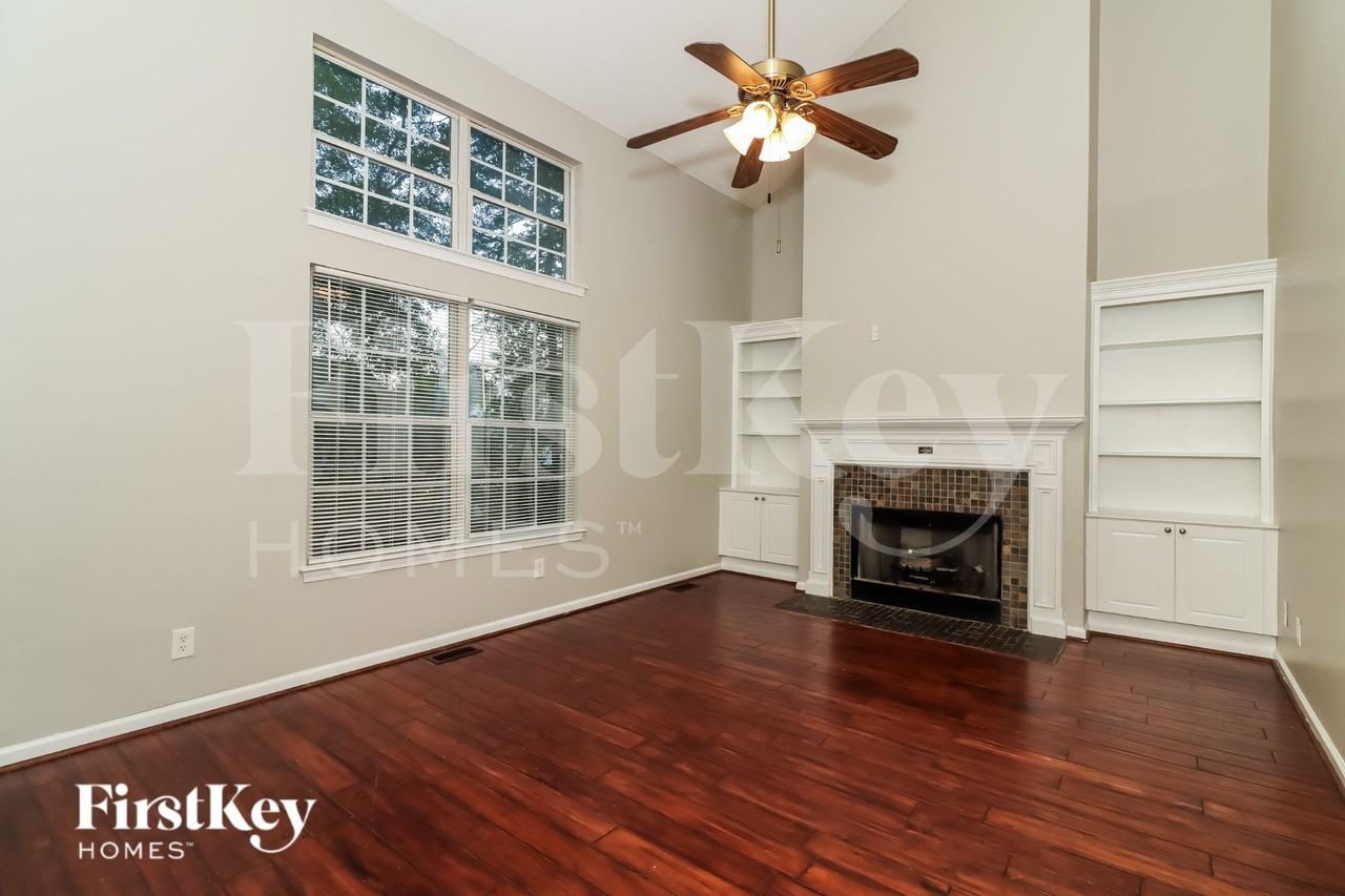 1310 Invermere Dr Se - Photo 3 of 19