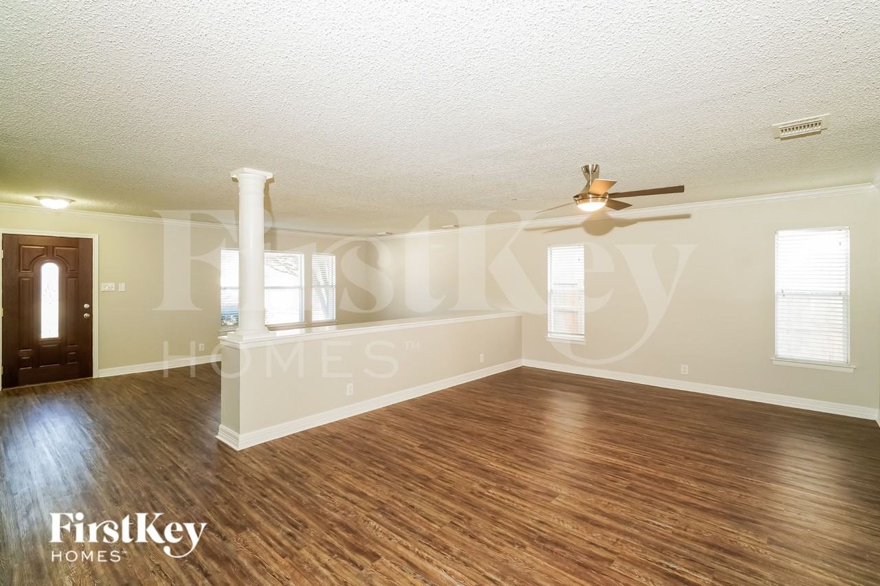 14219 N Hills Village Dr - Photo 4 of 17