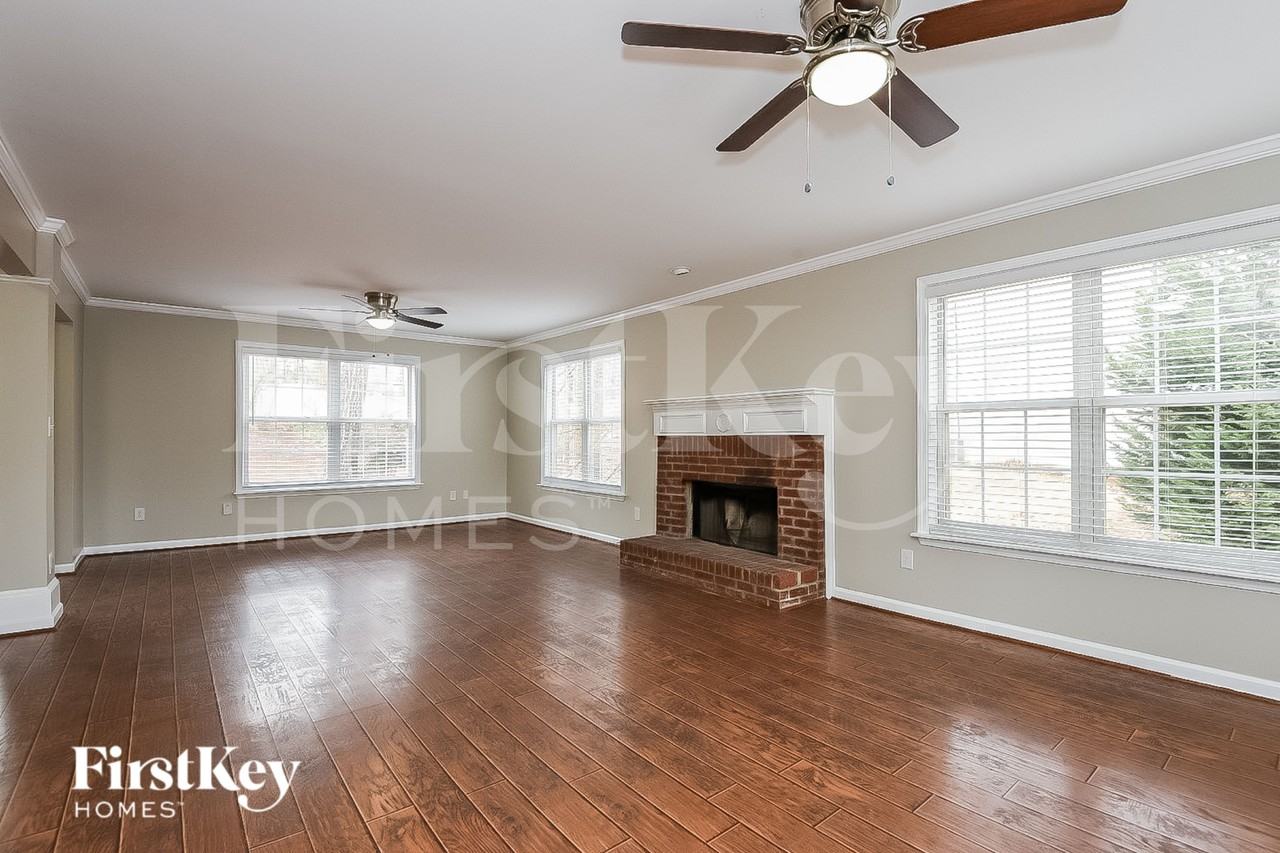 1069 Thornwood Dr - Photo 3 of 18