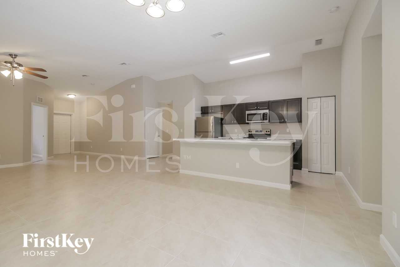 1099 Braddock Ave Se - Photo 4 of 19