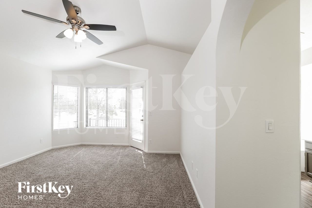 6512 N 85th Ave - Photo 5 of 16