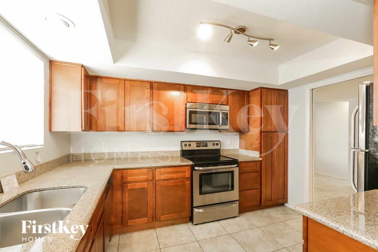9631 N 35th Dr - Photo 7 of 18