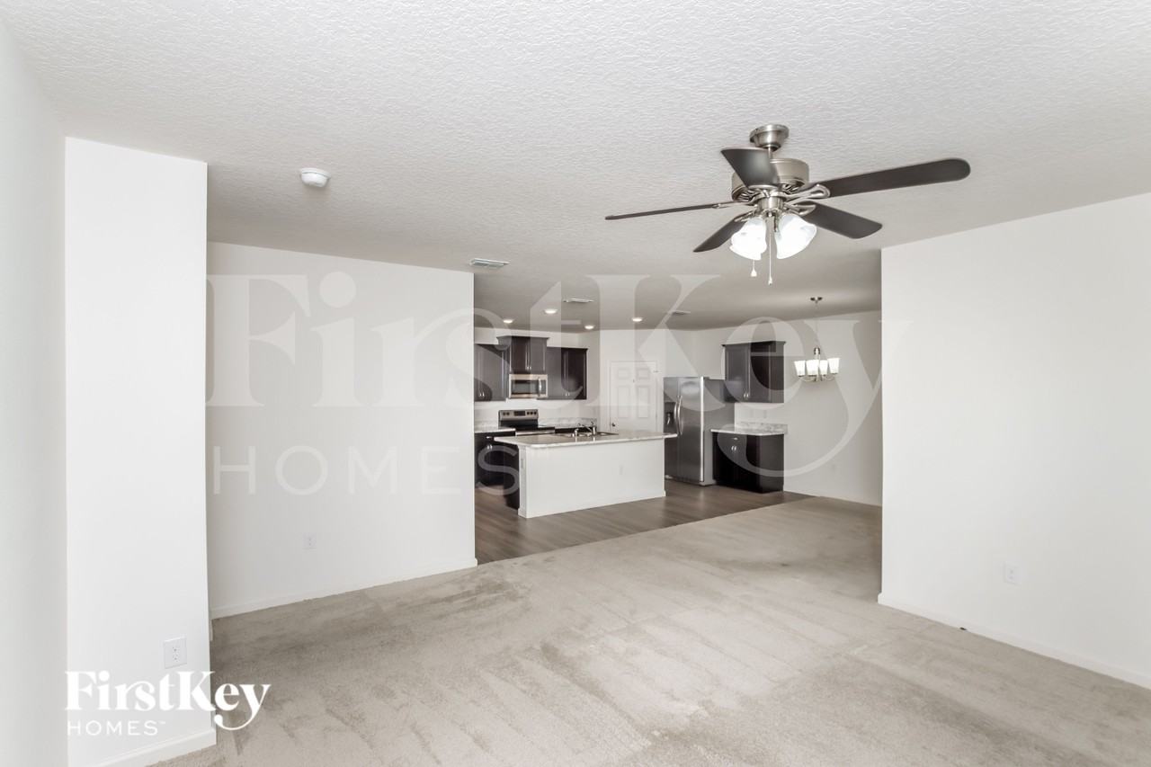 915 Newton Cir - Photo 4 of 16