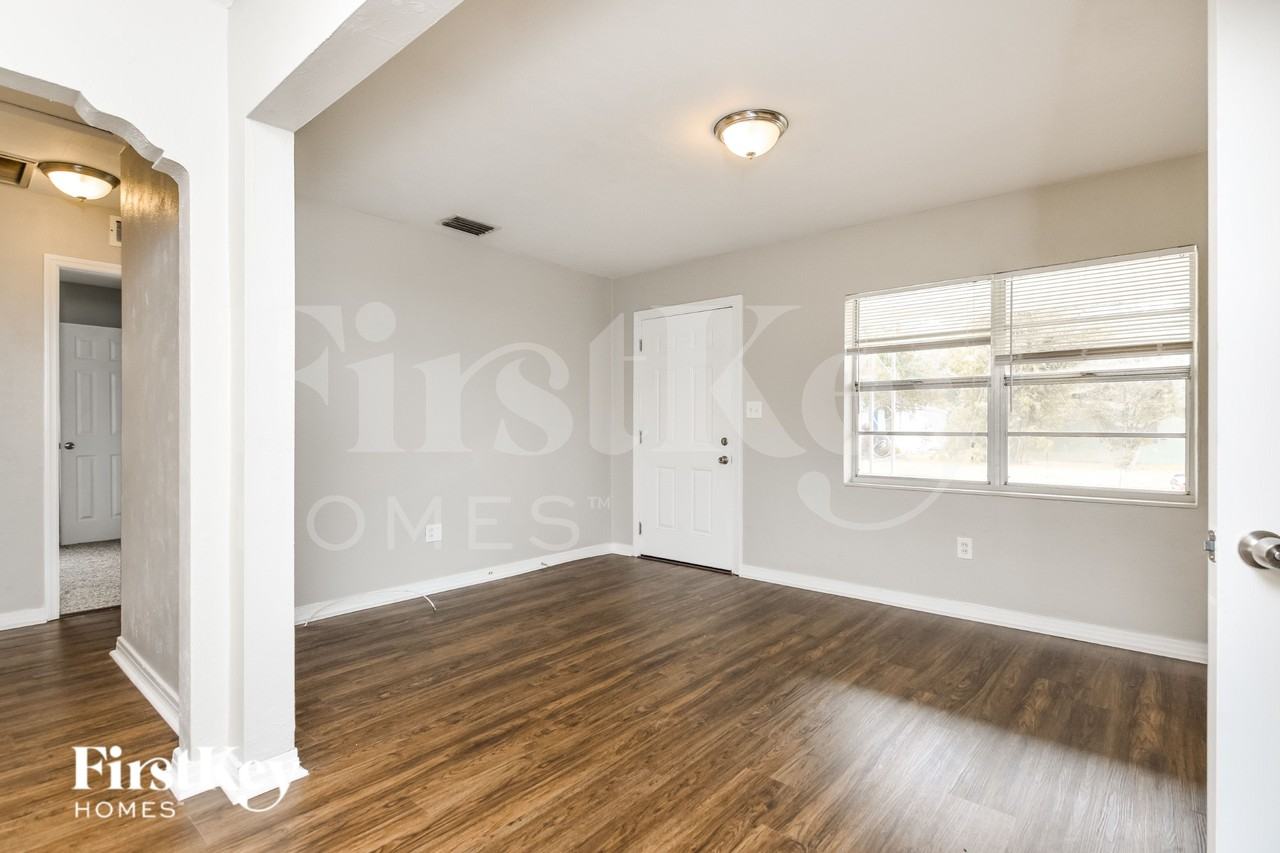 719 W Ohio Ave - Photo 3 of 18