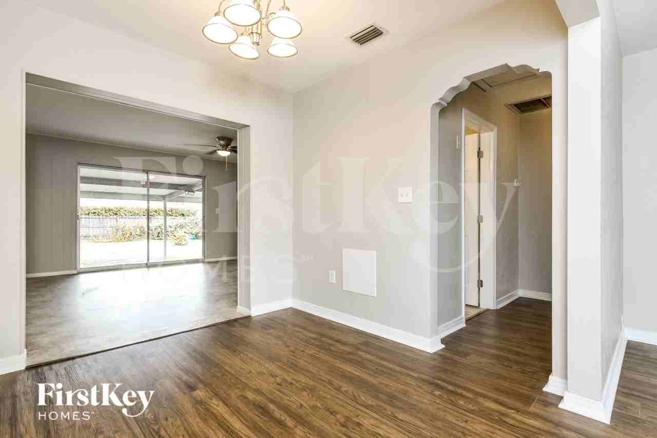 719 W Ohio Ave - Photo 4 of 18