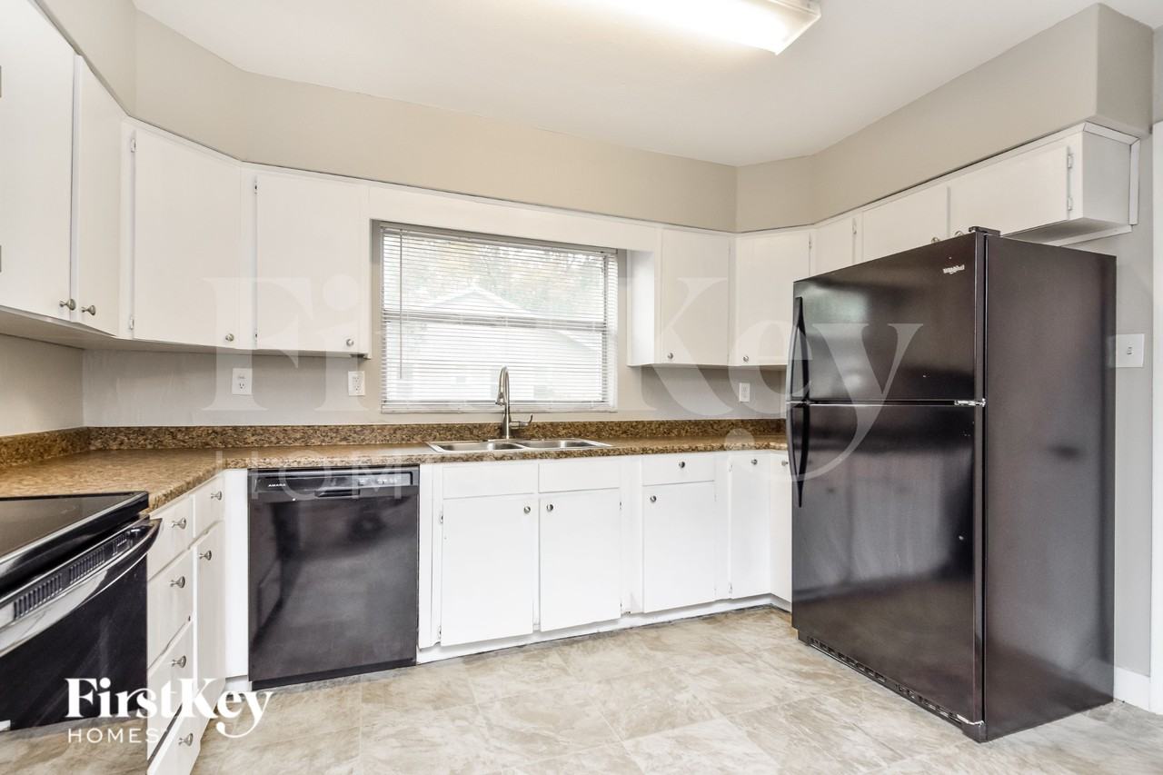 719 W Ohio Ave - Photo 5 of 18