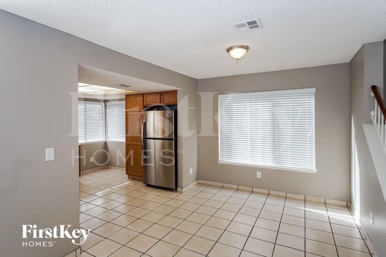 7118 Shadow Crest Dr - Photo 5 of 16