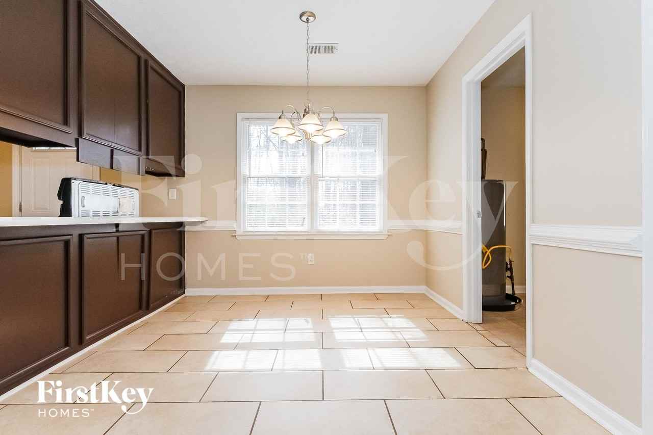 705 Mills Dr - Photo 4 of 15