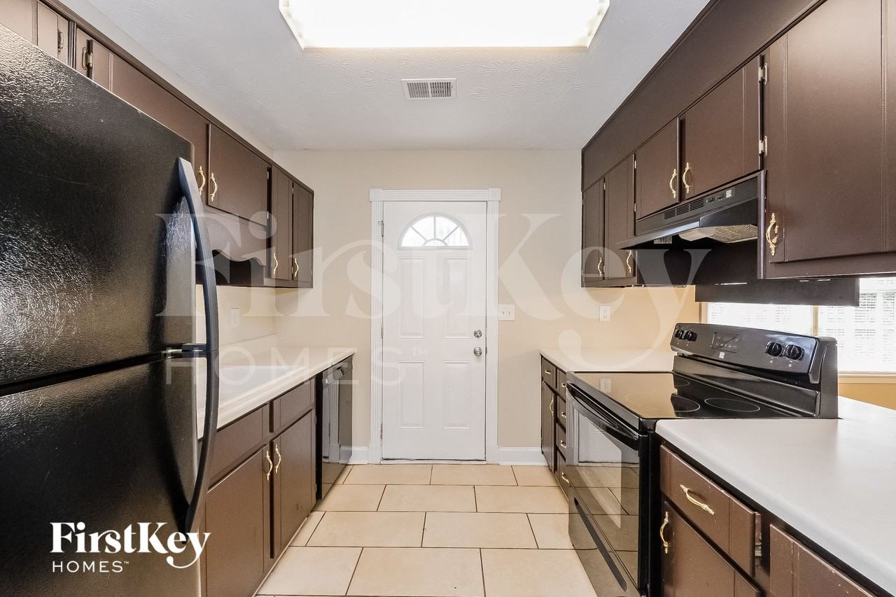 705 Mills Dr - Photo 5 of 15