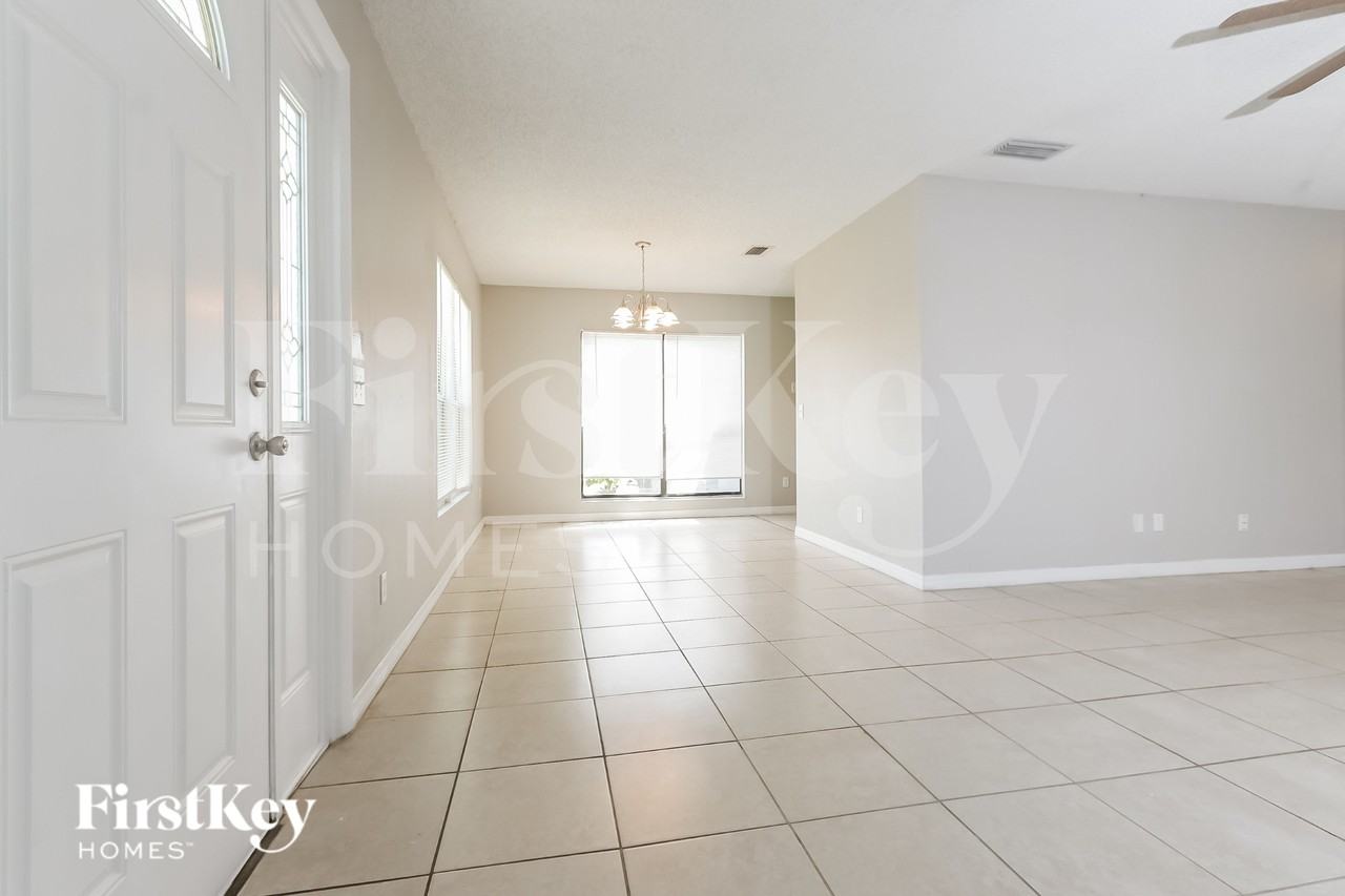 438 Se Streamlet Ave - Photo 4 of 18