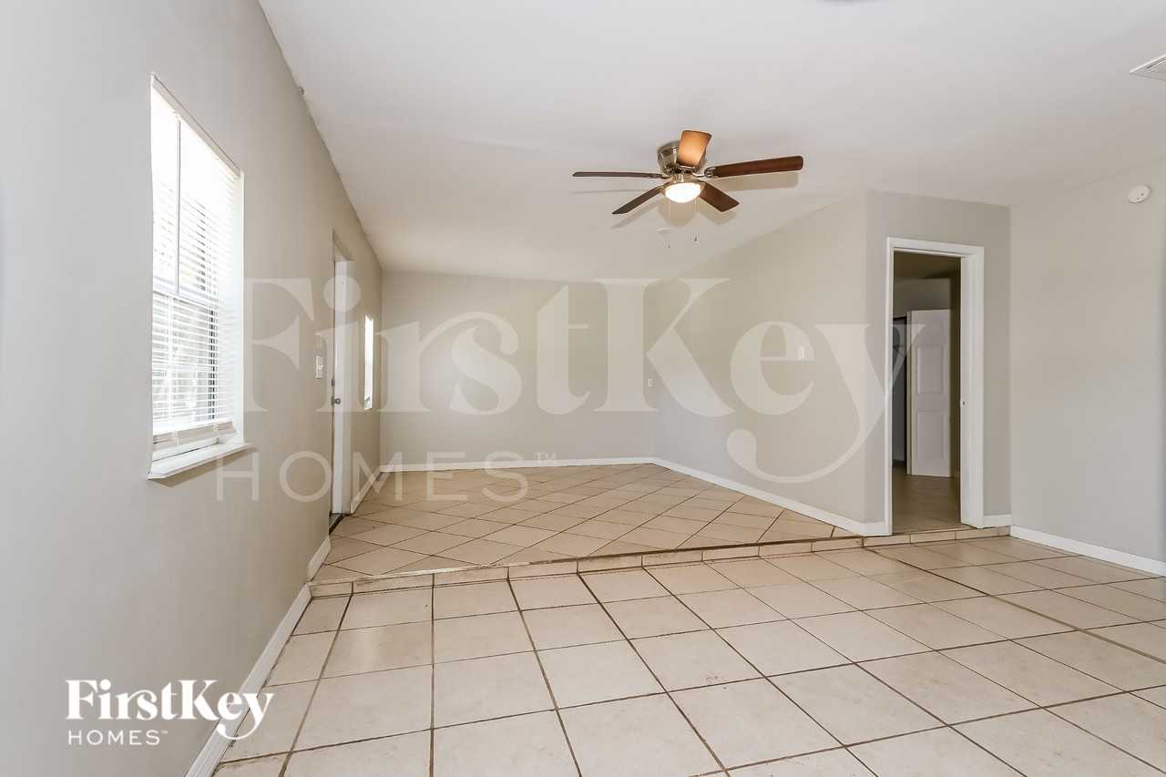 438 Se Streamlet Ave - Photo 5 of 18