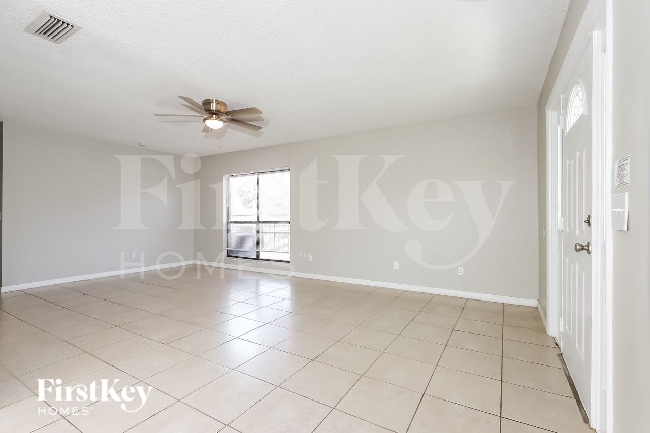 438 Se Streamlet Ave - Photo 6 of 18