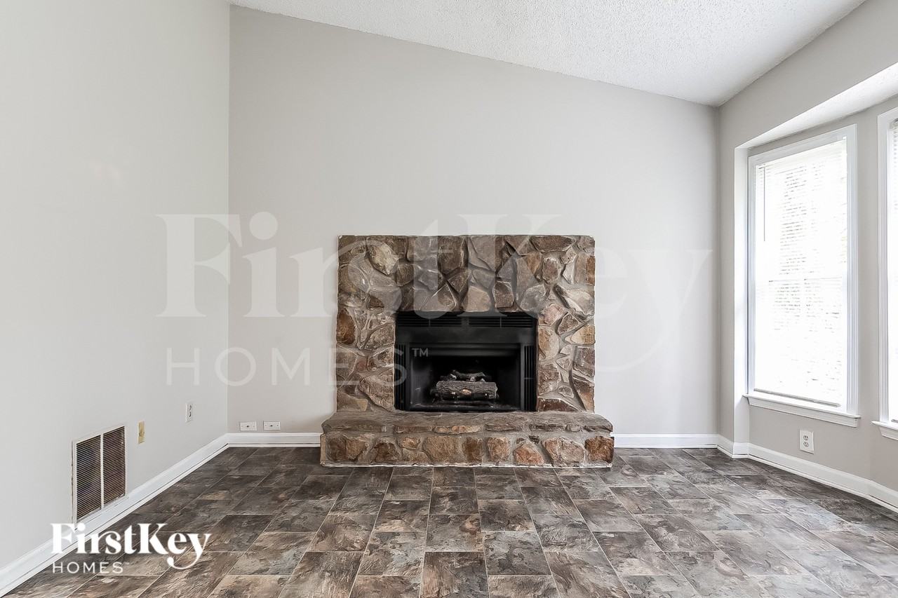 434 Ashwood Dr - Photo 2 of 18