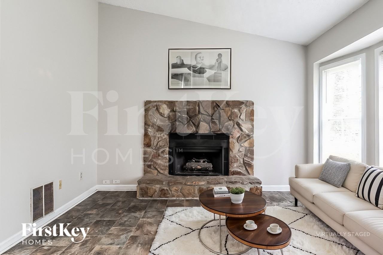 434 Ashwood Dr - Photo 3 of 18