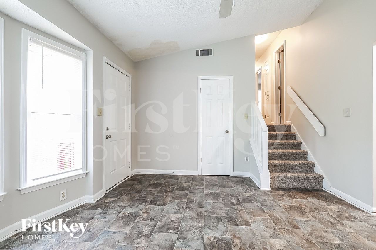 434 Ashwood Dr - Photo 4 of 18