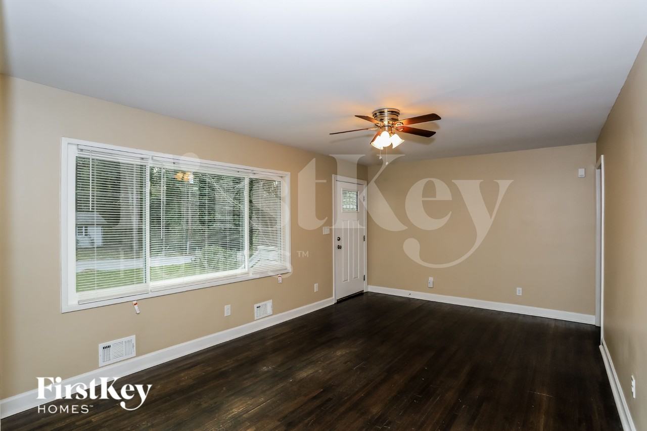 1855 Shamrock Dr - Photo 5 of 18