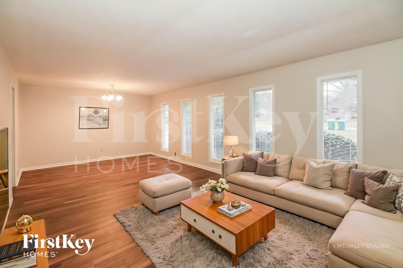 1592 Envoy Pl - Photo 3 of 18