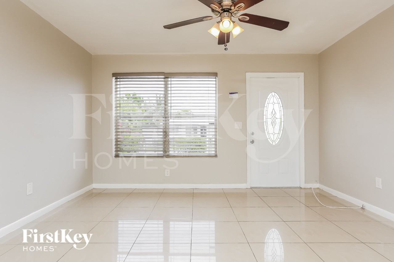 1411 Nw 3rd St - Photo 3 of 19