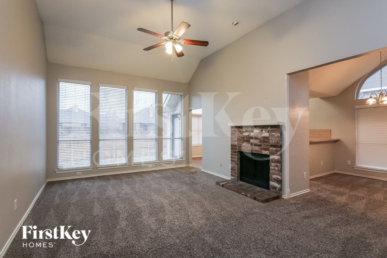 136 Woodcreek Dr - Photo 2 of 18