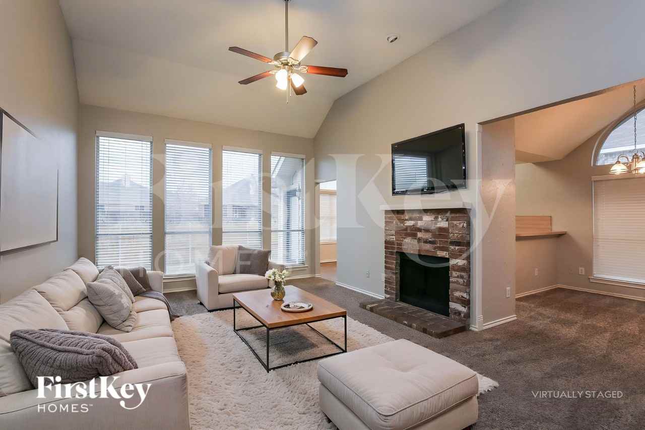 136 Woodcreek Dr - Photo 3 of 18