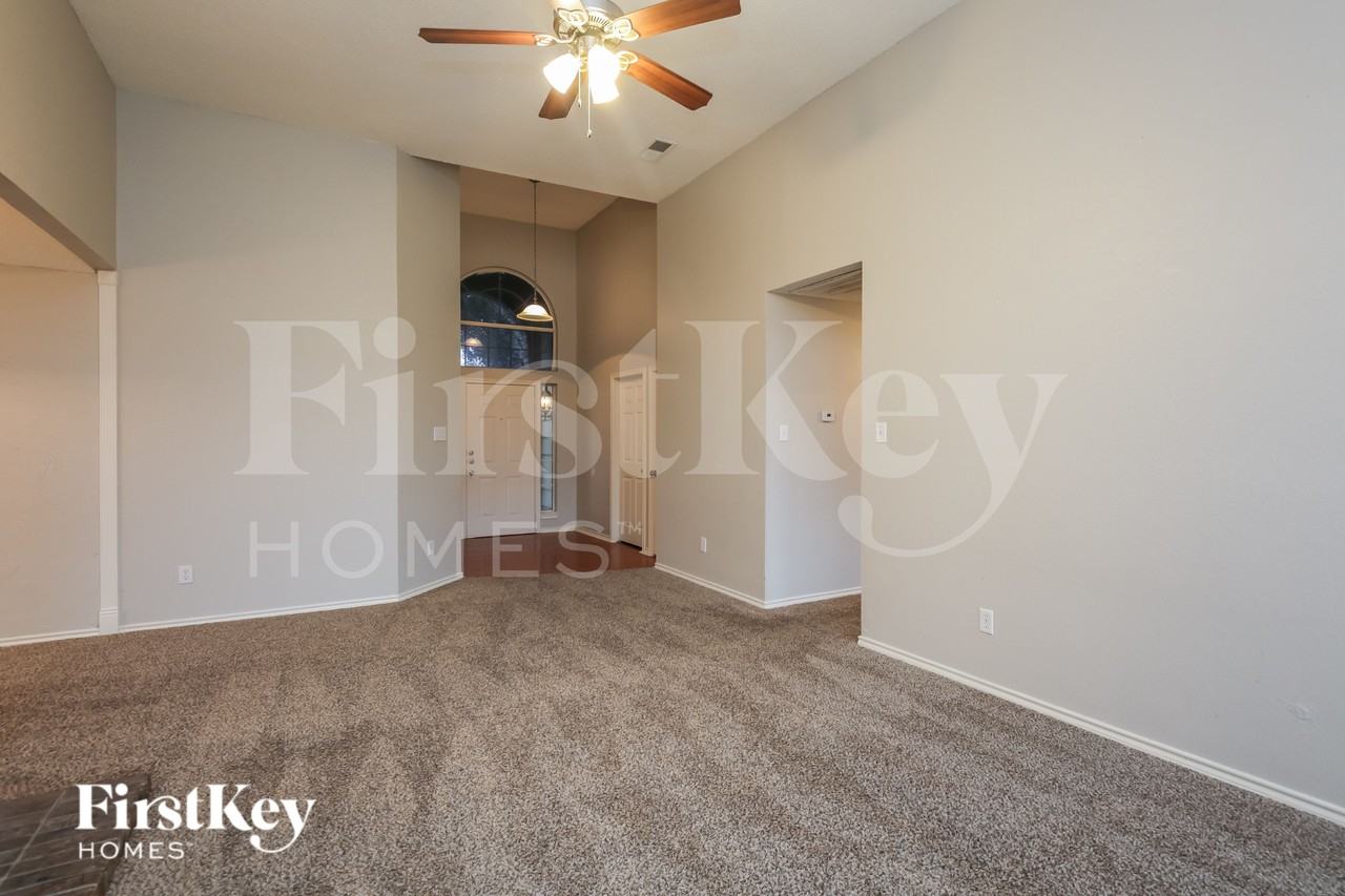 136 Woodcreek Dr - Photo 6 of 18