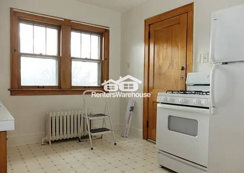 2354 Benjamin St Ne - Photo 3 of 11