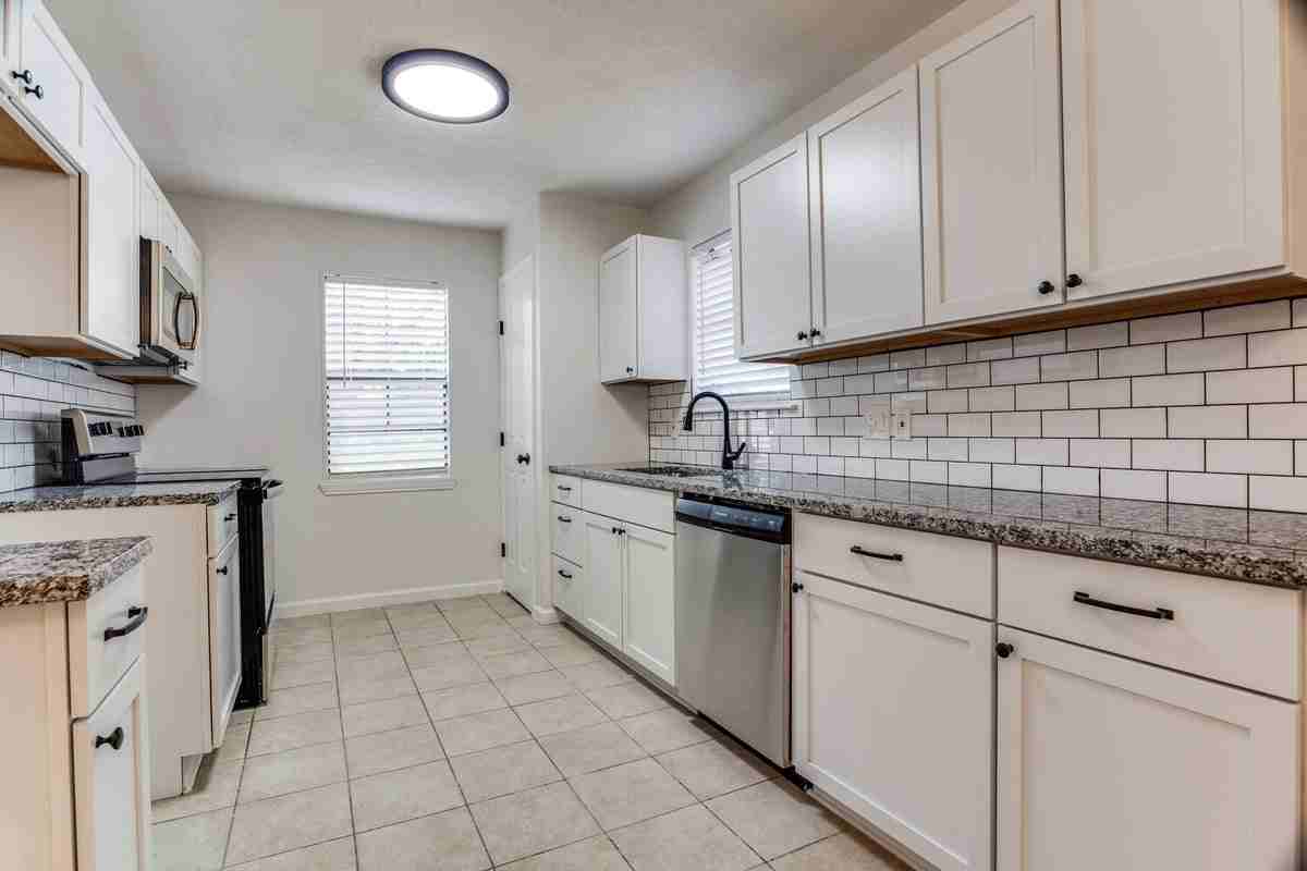 909 Bennett St - Photo 6 of 13