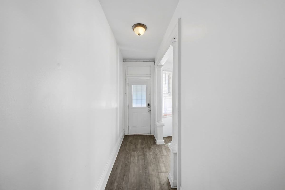 2209 Summit St - Photo 2 of 27