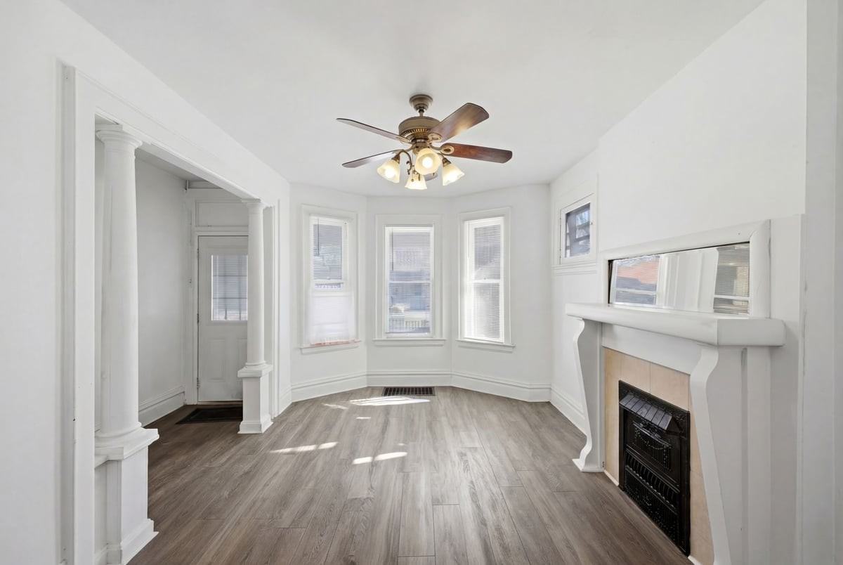 2209 Summit St - Photo 3 of 27