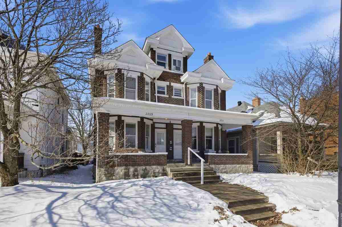 22092211 Summit St - Photo 2 of 26