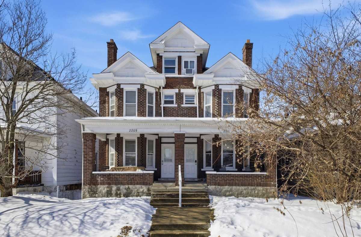 22092211 Summit St - Photo 5 of 26