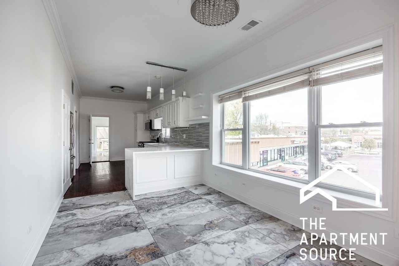 6712 N Clark St #2 - Photo 2 of 21