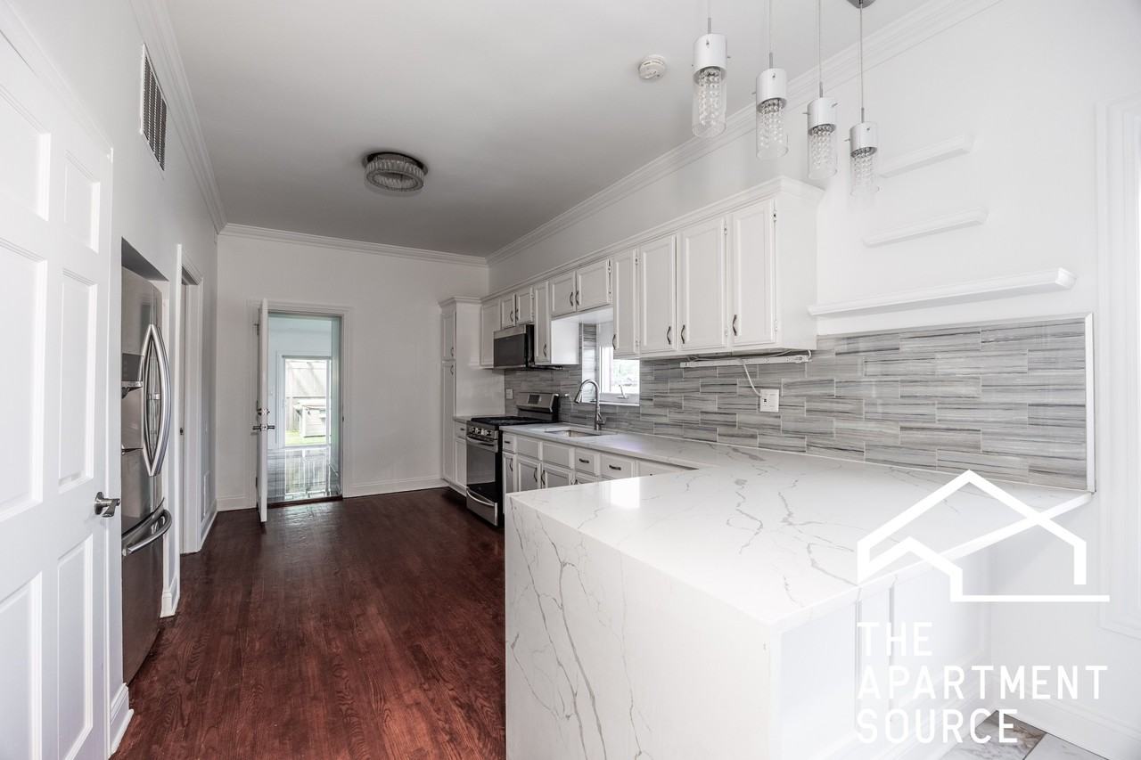 6712 N Clark St #2 - Photo 3 of 21