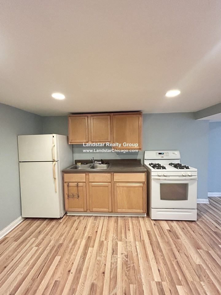 1624 N Honore St #G - Photo 2 of 8