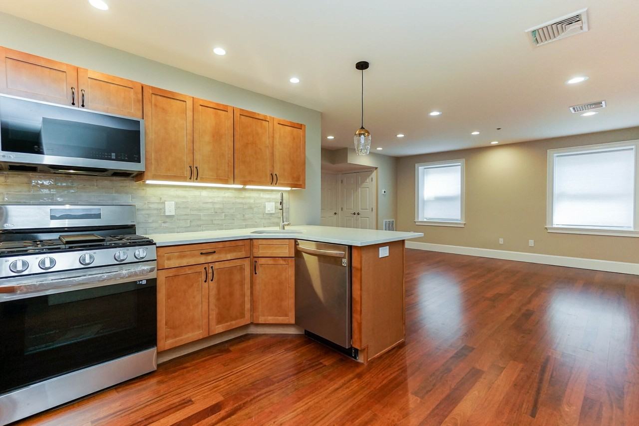 120 W 7th St #105 - Photo 5 of 18