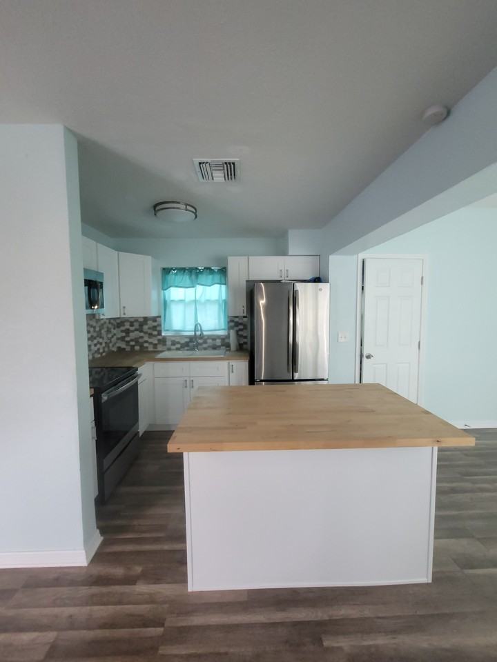 513 Hollyhock Ln - Photo 3 of 15