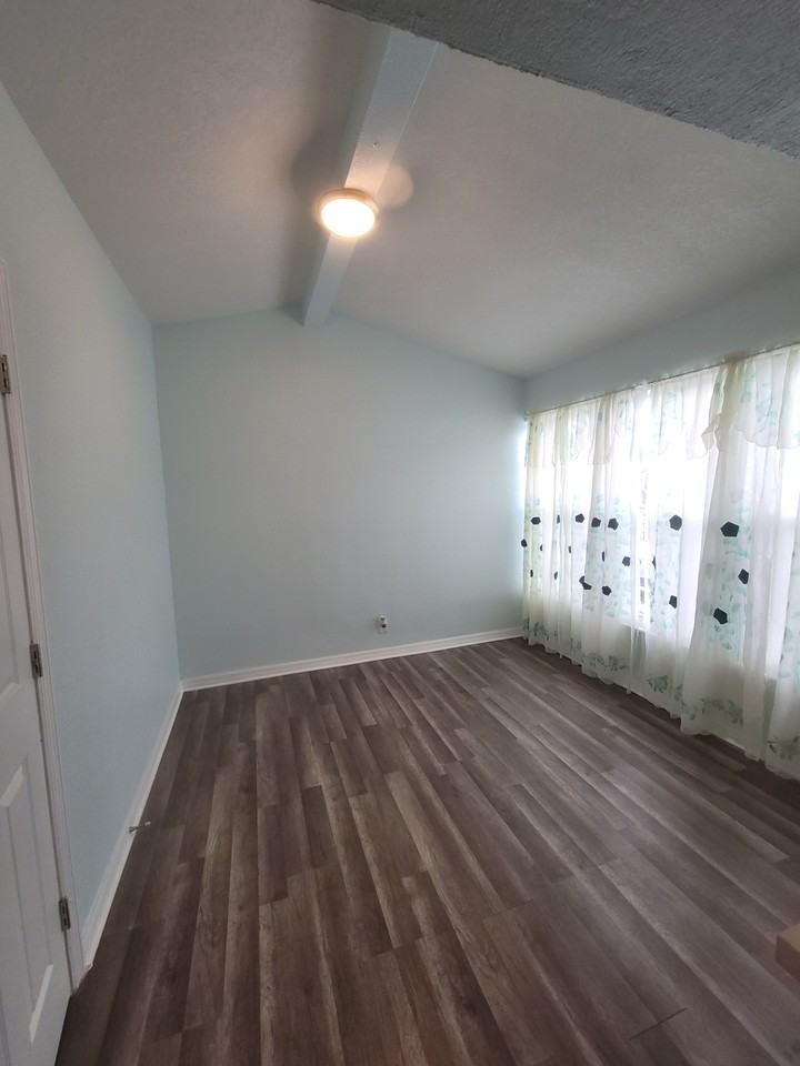 513 Hollyhock Ln - Photo 5 of 15