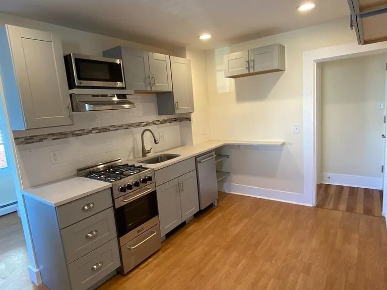 19 Clinton St #B - Photo 2 of 8